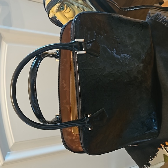 BRAVO Beverly Hills Luxury Handbag - Picture 3 of 7